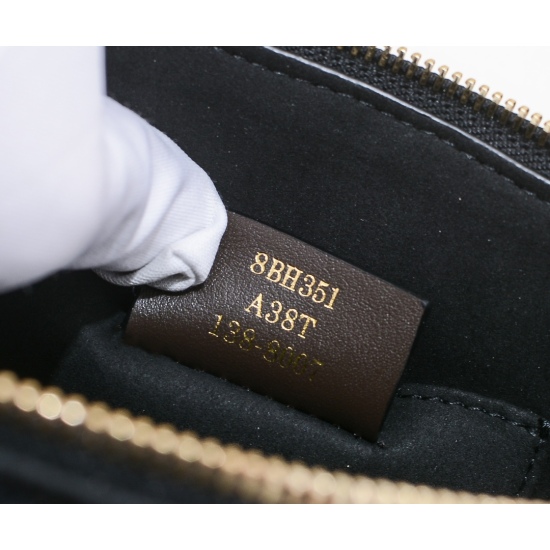 2024/03/07 P650 only produces Baiyun stall quality ❌ Refusing to compare ordinary goods, original Italian leather with its own fragrance, please recognize it ✅     By The Way Boston Mini Handbag, made of Chenille material, decorated with pigeon gray FF wo
