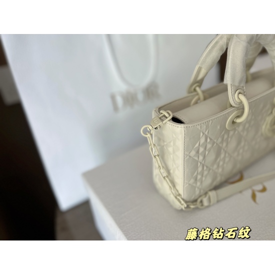 2023.10.07 255 box size: 26 * 14cmD home 22 early spring D - ioy! The new diamond rattan pattern completely changes the temperament of the bag when you fall in love with it. The bag has two shoulder straps, a short chain strap, and a long leather strap. T