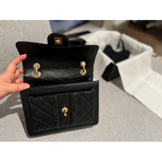 250 box size: 22 * 17cm, boasted Chanel postman shoulders!! I was really amazed! Xiaoxiang's medieval shoulders! Hands on shoulders! Great love! No matter how you carry it, it looks good!