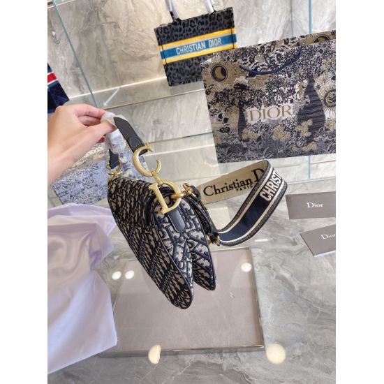 On October 7, 2023, P245, those who are interested in Dior Saddle Bag saddle bags must be fashion girls with excellent eyesight. You can definitely tell at a glance that this is Dior's main saddle bag for the 80s generation this year The little fairies bo