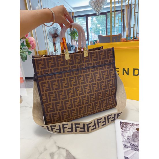2023.10.26 P200Fendi2020SS Tote Pack!! Recommended for everyone is the Fendi 2020SS runway model, which is very practical and versatile. Compared to many tote bags, this one is both lightweight and durable! Size: 363014