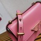 On March 12, 2024, the original 710 special grade 830P home counter's new flight attendant bag, 1BD320 plain weave, has arrived. This eye-catching retro and high-end bag is made of imported plain weave cowhide and unique triangle logo. The long shoulder s