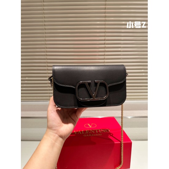 2023.11.10 P195/P190 Folding gift box Valentino Loco is a must for beautiful fairies. It's also very beautiful. The hand held chain bag unlocks fashion charm. cool and cute. The size of the most beautiful girl in the whole street is 28.15/20.13