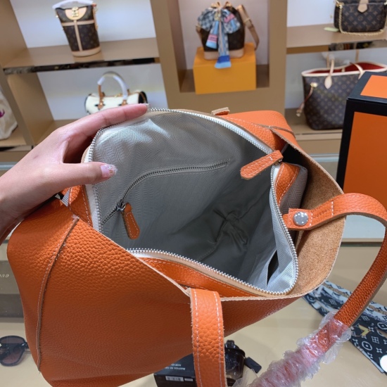 On October 29, 2023, the P245 full leather Hermes shopping bag is the most luxurious bag with a more relaxed and elegant side pocket that can store small items, making it very practical ✨ It is said that Bai Fumei likes to collect sizes 36 10 33