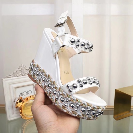 The 20240403 Golden Classic is made year-round, with a rubber sole of 190 and a leather sole of 230 in milky white silver. Christian Louboutin (CL) has a red sole of 6.5cm in spring and summer, and a thick sole of 12cm. Classic sandals with sloping heels 