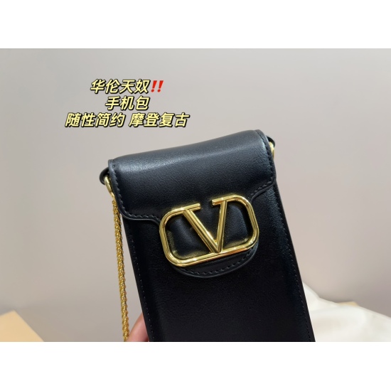 2023.11.10 P170 box matching ⚠️ The size 10.18 Valentino phone bag is casual and free, modern and retro, with a sense of sophistication. The slender chain makes it more agile at first glance, rejecting the monotony of style and easily attracting attention