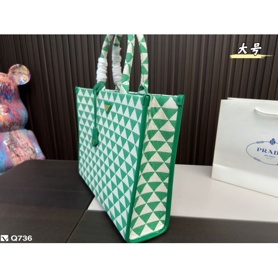 On June 6, 2023, the 185 large Prada Symbol series embroidered fabric Tote has been called by many celebrities with highly recognizable triangular plaid patterns. The embroidery weaving method gives the geometric patterns a three-dimensional effect to the