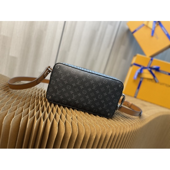 20231125 Internal price P550 Top quality original order [Exclusive background model number: M69688] ✅  The LVFW2020 crossbody camera bag is a super innovative series that trendy men must purchase from the latest autumn and winter runway. The main design o
