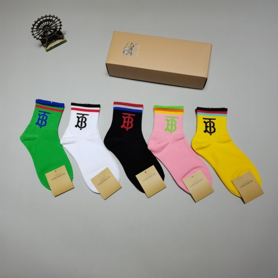 2024.01.22 Burberry's super popular small item, made of pure cotton fabric, is a must-have trendy checkered short sock for trendy people. Classic checkered matching with trendy colors, personalized and fashionable versatile style, you deserve to have it