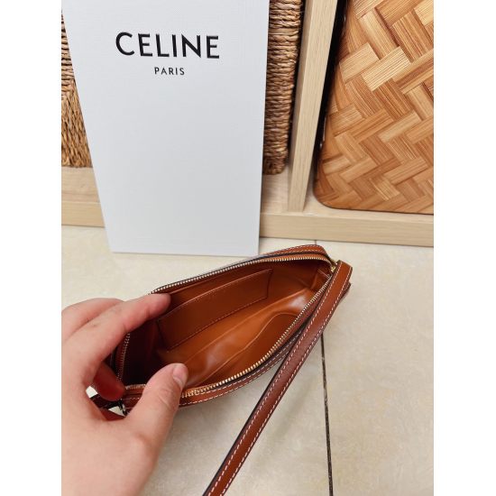 20240315 p730 CELINE New Spring/Summer 2022 Small Camera Underarm Bag. Compared to the previous large size, the small size is even smaller and more exquisite. The design is very simple, and even small people can fully handle it. The leather Triumphal Arch
