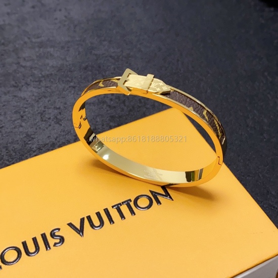 On July 23, 2023, the new product is the original LV unisex leather printed belt buckle bracelet. Louis Vuitton, the Louis Vuitton counter, is made of consistent materials, and the popular product is shipped with a unique retro avant-garde design. The 14K