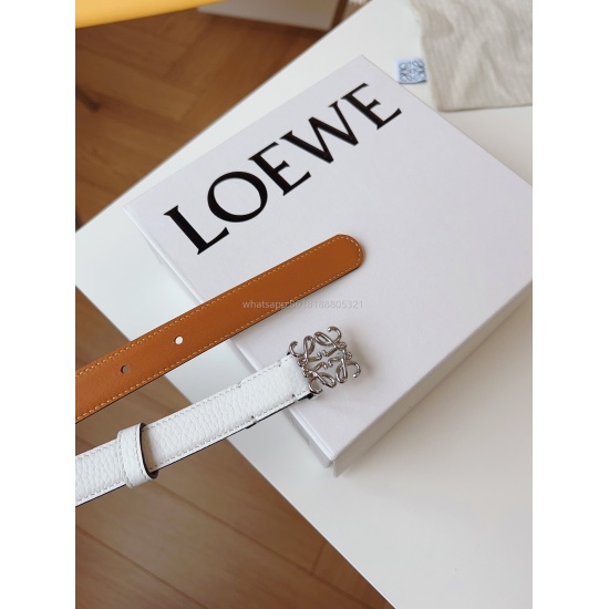 On August 7, 2023, Loewe Loewe's classic grain calf leather is paired with a minimalist style. The belt is no longer a tool to tighten the waist, but a decorative accessory to enhance the clothing and make the finishing touch; This belt is easy to match w