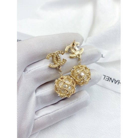 20240413 p70CH * NEL Hollow Mesh Ball Pearl Earrings zp Quality Enters zg: Pressure Advanced Version Details Determine Quality This design is very exquisite, especially showcasing temperament The mid length design is very decorative Face shape Pairing wit