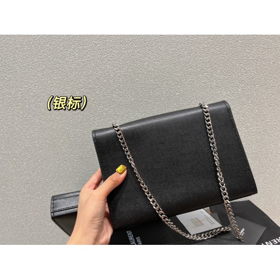 2023.10.18 P200 box matching ⚠ The size 22.15 Saint Laurent Chain Bag Kate perfectly showcases the classic versatile fashion that never goes out of style. It can be said that it's not about picking seasons or wearing outfits!