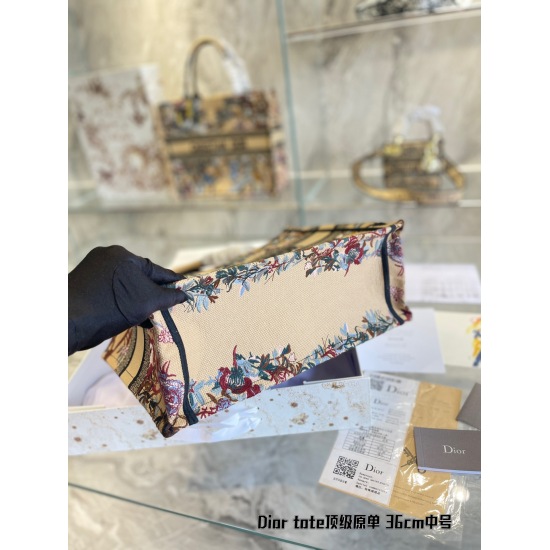 On October 7, 2023, the p320 Medium Dior Book Tote is an original work signed by Christian Dior Art Director Maria Grazia Chiuri and has now become a classic of the brand. This small style is designed specifically to accommodate all your daily necessities