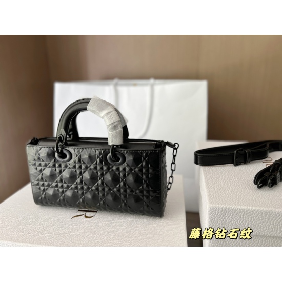 2023.10.07 255 box size: 26 * 14cmD home 22 early spring D - ioy! The new diamond rattan pattern completely changes the temperament of the bag when you fall in love with it. The bag has two shoulder straps, a short chain strap, and a long leather strap. T