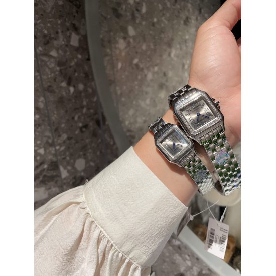 20240408 White 220 Gold 240 Diamond ➕ 30 Cartier ⌚ The Panther de Cartier Cheetah watch features a gorgeous and unrestrained new scaleless surface, conveying the aesthetic style conveyed by the Panther de Cartier Cheetah. It has smooth lines, charming and