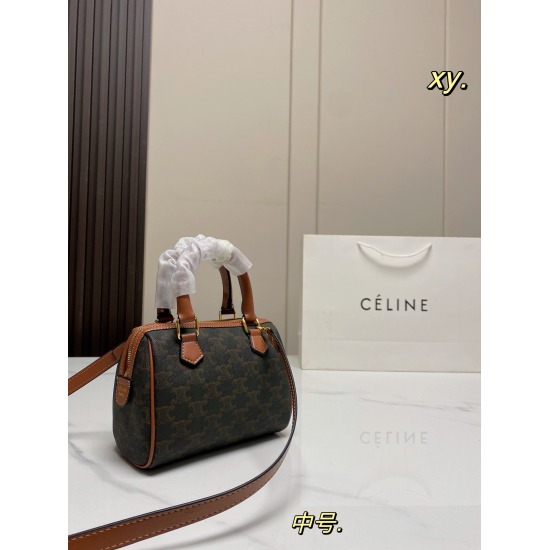 2023.10.30 P165 (with box) size: 1914 (medium) CELINE New Presbyopia Boston Pillow Bag Retro Presbyopia ➕ High precision steel hardware ✨ Handheld, one shoulder crossbody, large capacity for autumn and winter, paired with truly super nice, fashionable and