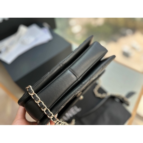 On October 13, 2023, 250 box size: 25 * 18cm, Xiaoxiangjia Trendy CC Organ Bag Series! The upper body is super atmospheric, with a very large capacity! ⚠️ Classic black soft and comfortable!