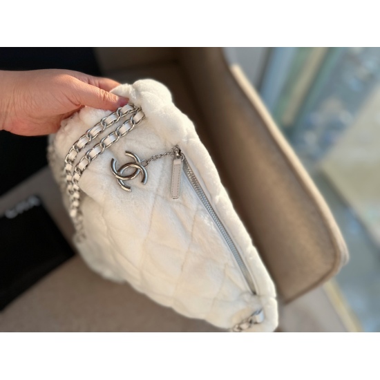 275 unboxed size: 36 * 32cm Xiaoxiangjia Coco neige23 plush backpack is so cute! I have no resistance to plush bags and I really like them!