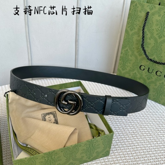 Width 40 millimeters! Gucci's classic head is laminated with G flowers, and the inner lining is made of imported black leather with a width of 4.0cm. Double G buttons create a unique style! The feel is super good