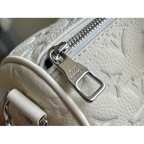 20231125 610 M23163 This Keepall Bandoulire 25 handbag is made of Monogram embossed grain Taurillon leather, creating an urban and versatile design. The leather side straps and leather top handles showcase the iconic elements of the Keepall collection, wh