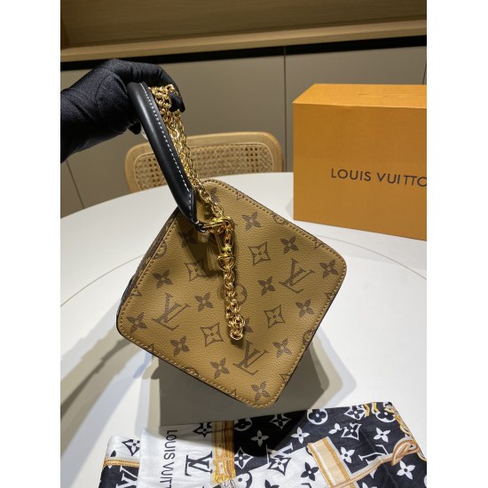 2023.10.1 Upgraded Dice Bag (Free Scarf) P265LV Old Flower Show Style Dice Bag, also known as Square Bag. This bag can be carried and carried with a large capacity. It has to be said that the Box Bag is truly the most creative work of LV. The original lea