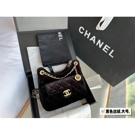 On October 13, 2023, 215 140 box size: 19 * 13c 22 * 15cm, Xiaoxiangjia 23C, hippie hobo. The weather is getting cooler! I really need to change my bag! Black velvet has a strong sense of luxury, and the new velvet hobo can handle it. Wow!