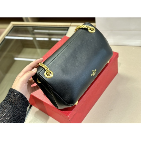 2023.11.10 260 box size: 27 15cm Valentino new product! Who can refuse Bling Bling bags, small dresses with various flowers in spring and summer~It's completely fine~