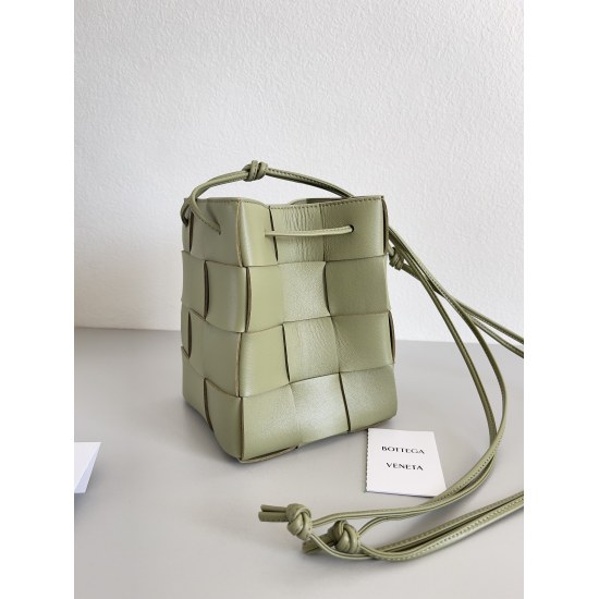 20240328 Original Order 750 Special Grade 870- Handwoven Large Bucket Bag BV - The latest cute little bag continues Daniel Lee's minimalism. The small size will leak a little when placed on the phone, while the large size is completely stress free and can