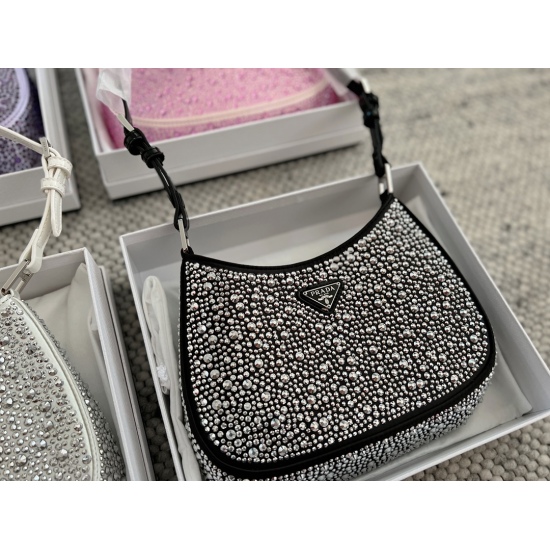 2023.11.06 210 comes with a box size of 24 * 16cmprad. The crystal hobo bag is definitely not immune to this fully drilled pit bag, although small, it has a large capacity! Enough for daily use~Various party banquets!