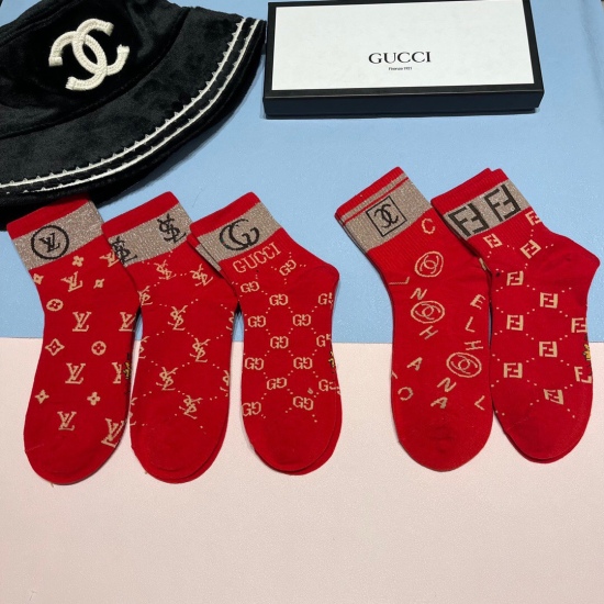 2024.01.22 [One box of five pairs] Gucci counter new red socks men's and women's mid length socks ❗ The counter is synchronously updated, super soft and comfortable. The popular GG series of small items in the counter is a must-have for trendsetters and e