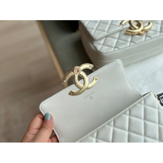 2023.10.1 p 195 200 210 box size: 14.5 * 11cm 17 * 10cm 20 * 17cm Xiaoxiangjia Big Logo Retro French Stick Double C Big Logo with an oily and delicate leather overall package for a safe vintage!