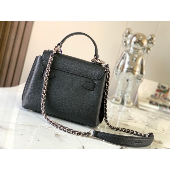 20231125 P930 [Premium Original Leather M20997 Black] This season, the small and exquisite Lockme Ever handbag is dyed with trendy new colors of grain leather. Exquisite lines and iconic LV padlocks convey a trendy style, elegantly woven chain straps enab