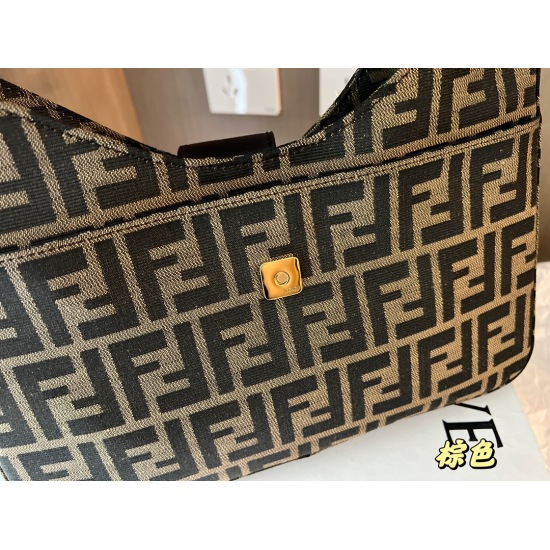 2023.10.26 205 box (upgraded version) size: 30 * 18cm Fendi (F family) Oxhorn bag can be carried by hand! allocation ✅ The long shoulder strap can cross diagonally, and I believe everyone has seen how hot the old flower is. It has a strong aura! Fully ope