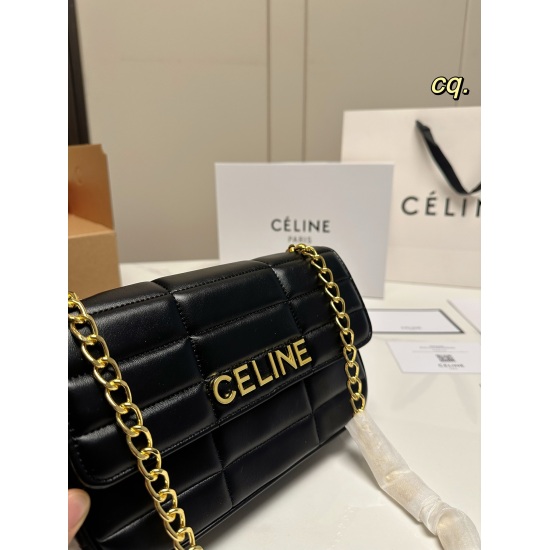 2023.10.30 P210 (Folding Box Aircraft Box) size: 2414CELINE Sailing 2022 Winter Show Chain ⛓️ Underarm bag duty-free shop packaging ⚠️ The new quilting design comes with a three-dimensional feel! Paired with classic and eye-catching metal letter logo, mag