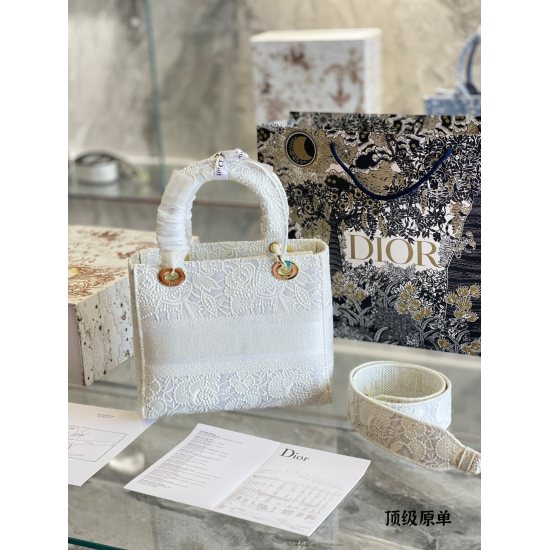 On October 7th, 2023, Dior Princess Embroidery Bag was originally a top-level p360DiorLady Life embroidered limited edition bag. In Venice, Macau, a 2022 new Lady life milky white Dior constellation embroidered bag was introduced, which can cure all disea