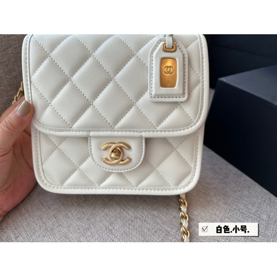2023.10.13 225 box size: 17 * 17cm (small) Xiaoxiangjia Postman Bag 22k The new season's Chanel22K vintage Postman Bag~Fangfangzheng has a small hanging tag, small handle, and chain ⛓️ Shoulder straps! A very hot 22k tofu postman