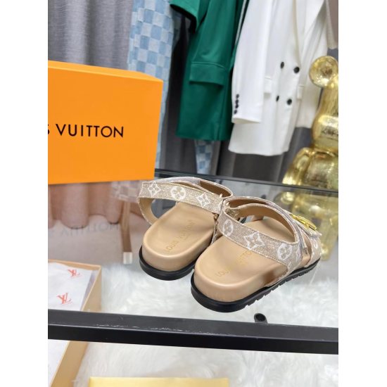 20230923 Louis Vuitton multi-color optional new style slippers are popular on the market, with 1:1 high-end customization, instantly killing all imitations. The original molded logo decoration is both fashionable and beautiful, with fabric: calf leather, 