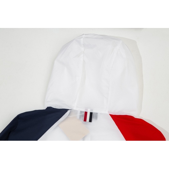 July 18, 2023: Thom Browne. 23ss new product sunscreen clothing, skin clothing, hooded jacket, made of imported ultra-light and thin nylon material, the fabric feels light and comfortable, and can effectively block outdoor ultraviolet rays. It belongs to 
