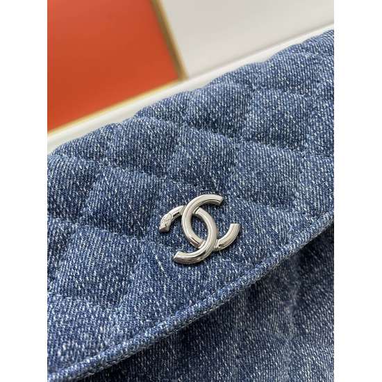 On July 20, 2023, the Chanel Chain denim tote bag is large and can be easily handled with any combination. It is low-key, textured, and has a large capacity. Size: 31x25cm: cc329 denim size: 33 * 30cm