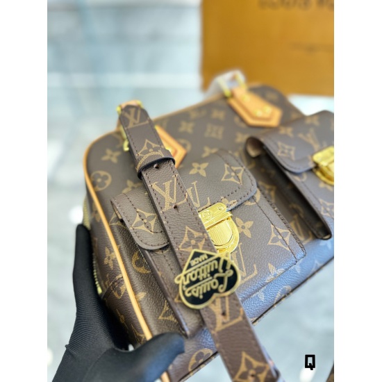 2023.10.1 P255 Vintage and Handsome LV Manhattan Handheld Middle Ancient Bag LV Old Flower Manhattan Small Manhattan Poster Style Handbag Size: 29x21CM Very Academic Style, Vintage and Handsome~Super suitable for street photography, and also a very beauti