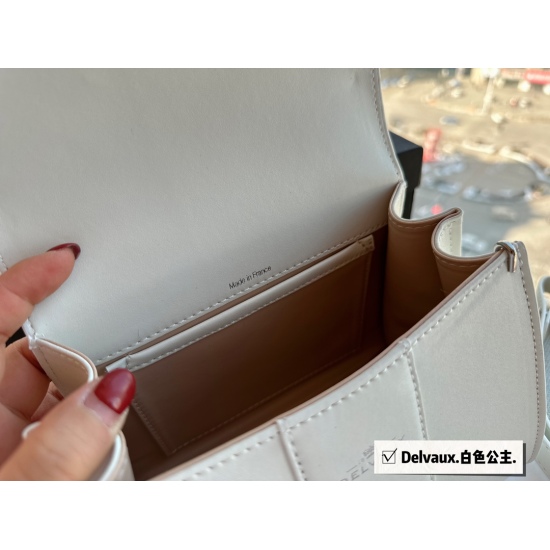2023.10.1 240 box size: 20 * 18cm (small) Delvaux brillant Snow White! The Delvo Classic is not really a new model, but there are really few in the market! Very elegant! Very meaningful!