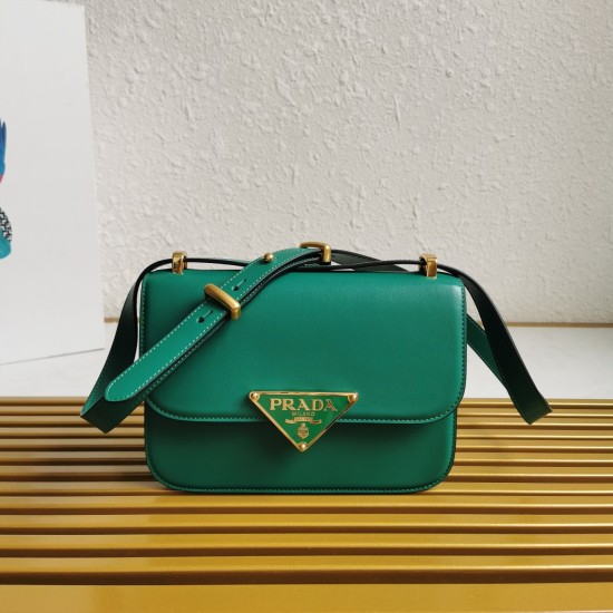 On March 12, 2024, the original 710 special grade 830P home counter's new flight attendant bag, 1BD320 plain weave, has arrived. This eye-catching retro and high-end bag is made of imported plain weave cowhide and unique triangle logo. The long shoulder s