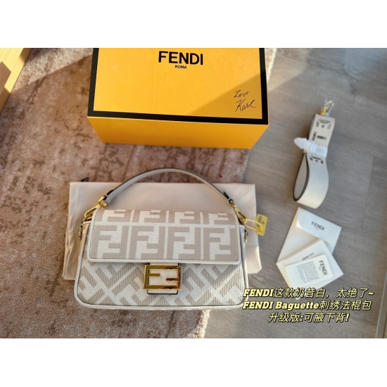 2023.10.26 250 box (upgraded version) size: 26 * 16cm Fendi (F family) French stick bag! Can be carried by hand! The letter full leather wide shoulder strap can also be diagonally crossed, a rare new product in autumn and winter!