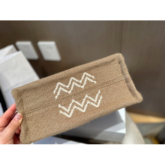 2023.10.30 235 Box size: 25 * 20cm Celine woven shopping bag. The entire bag has simple and neat lines, smooth styling, and a comfortable canvas bag full!