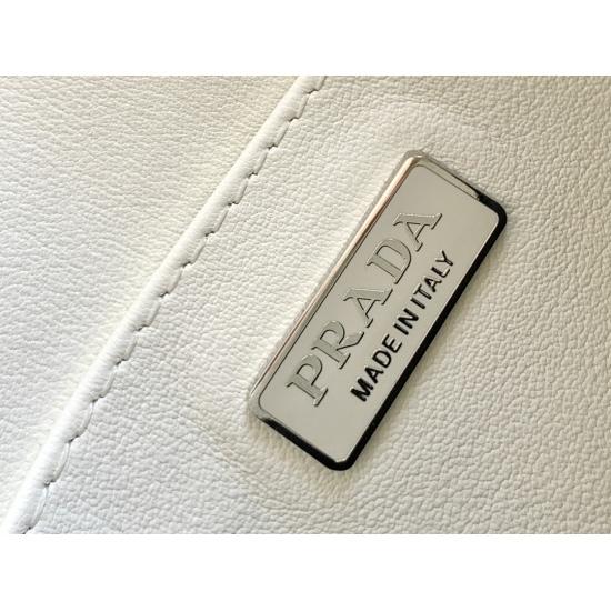 On March 12, 2024, P640 small size {flip white+black edge} exclusive PRADA new vintage underarm bag is here. This year's popular vintage underarm bag has always been popular. The whole leather is delicate and smooth, and the irregular shape of the bag des