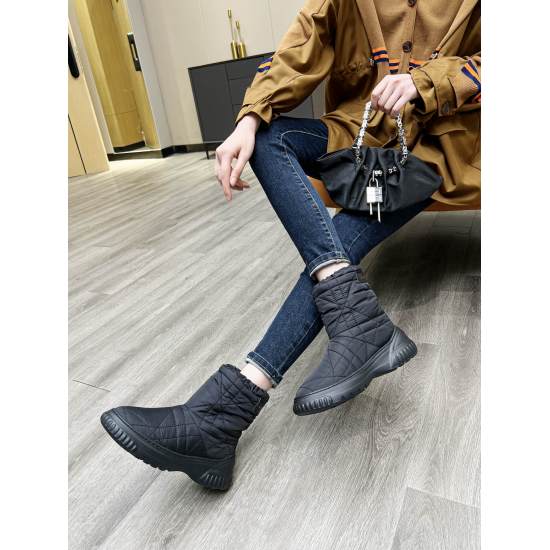 20240403 Top Edition Dior 2022 Autumn/Winter is a new runway style down and snow boots. The original replica details are completely identical. The new down and snow boots are simple and versatile, extraordinary. The original waterproof down fabric surface