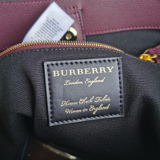 On March 9, 2024, the original P650 Burberry exquisite grain leather tote bag is paired with House Check plaid cotton twill side trim, and the open bag mouth is tied with a magnetic drawstring, showcasing unique and fashionable quality. Multiple inner poc