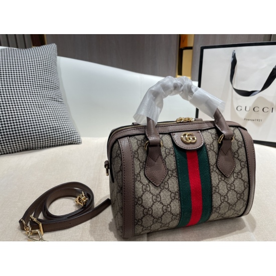 On October 3, 2023, p185 size22 16 Gucci Cool Quiet Pillow Bag is super atmospheric, beautiful, and can hold perfect details. The original hardware version is really classic. Your much-anticipated style looks great on the back, and the quality is super B.